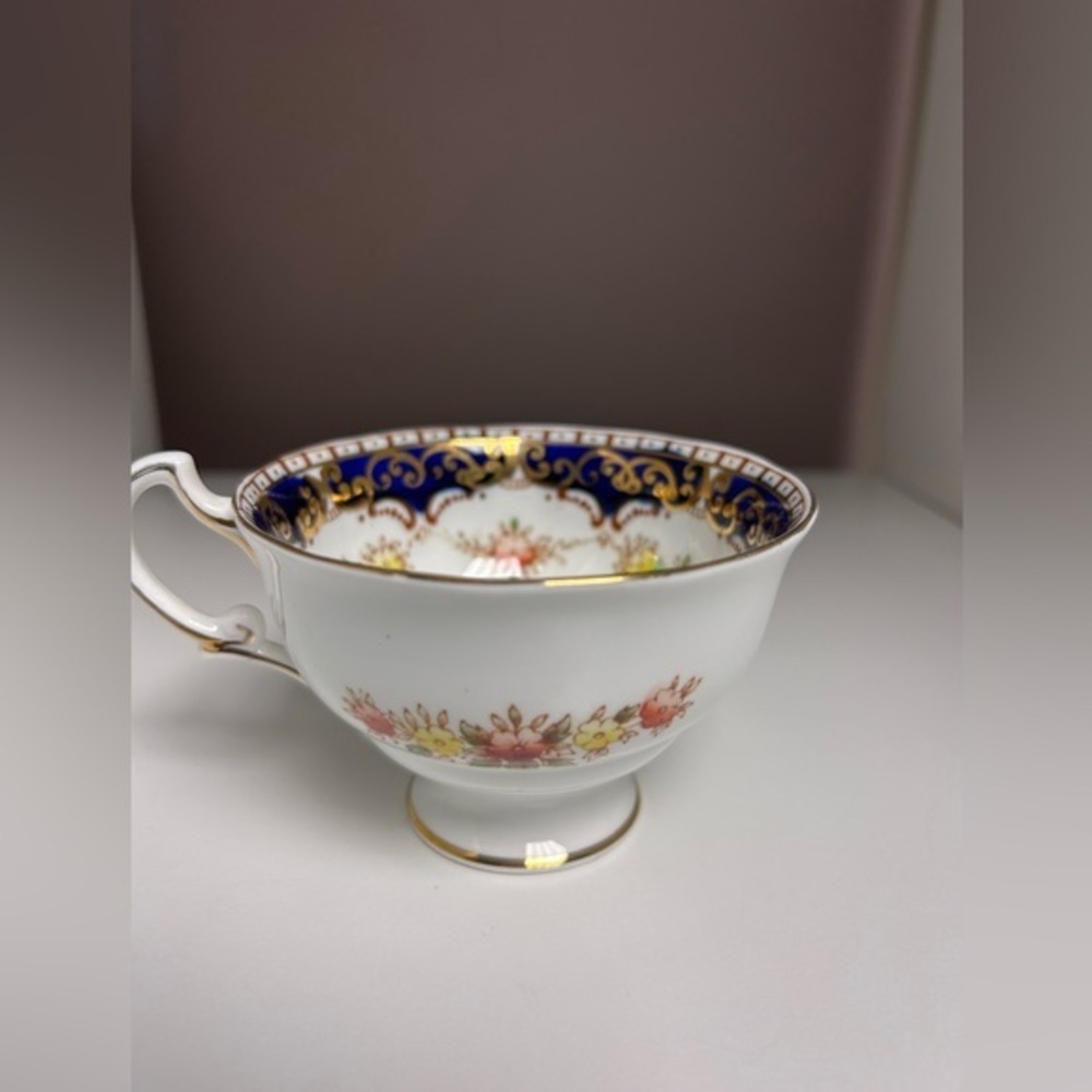 Vintage Elegant Floral Teacup with Gold‎ Accents
